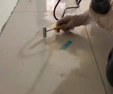 梓潼瓷砖开裂维修公司专业分享瓷砖在铺贴前如果没有沥干水分，将会导致以下问题